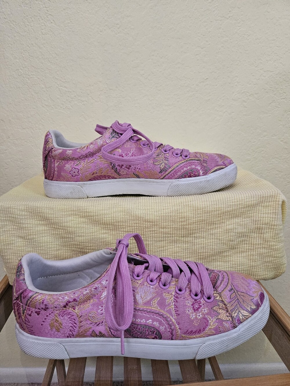 H & M Divides Women's Pink Paisley Low-Top Sneakers Sz 7